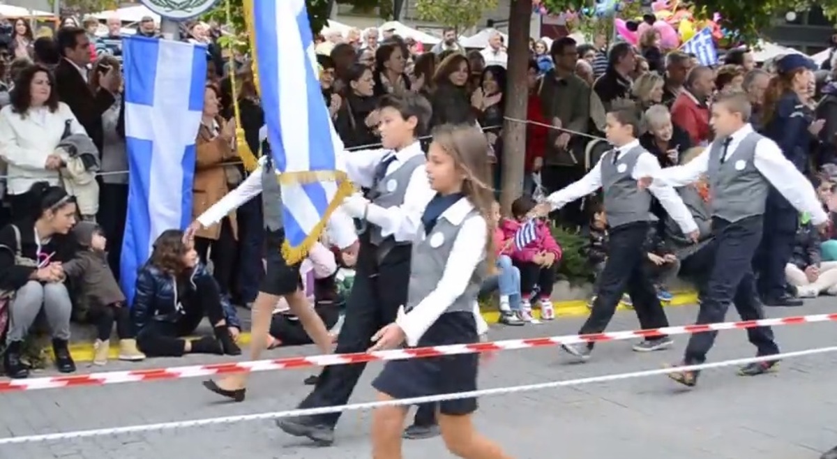 Πολιτικός “πόλεμος” για την παρέλαση υπό τον ύμνο του ΕΑΜ στο Χαλάνδρι