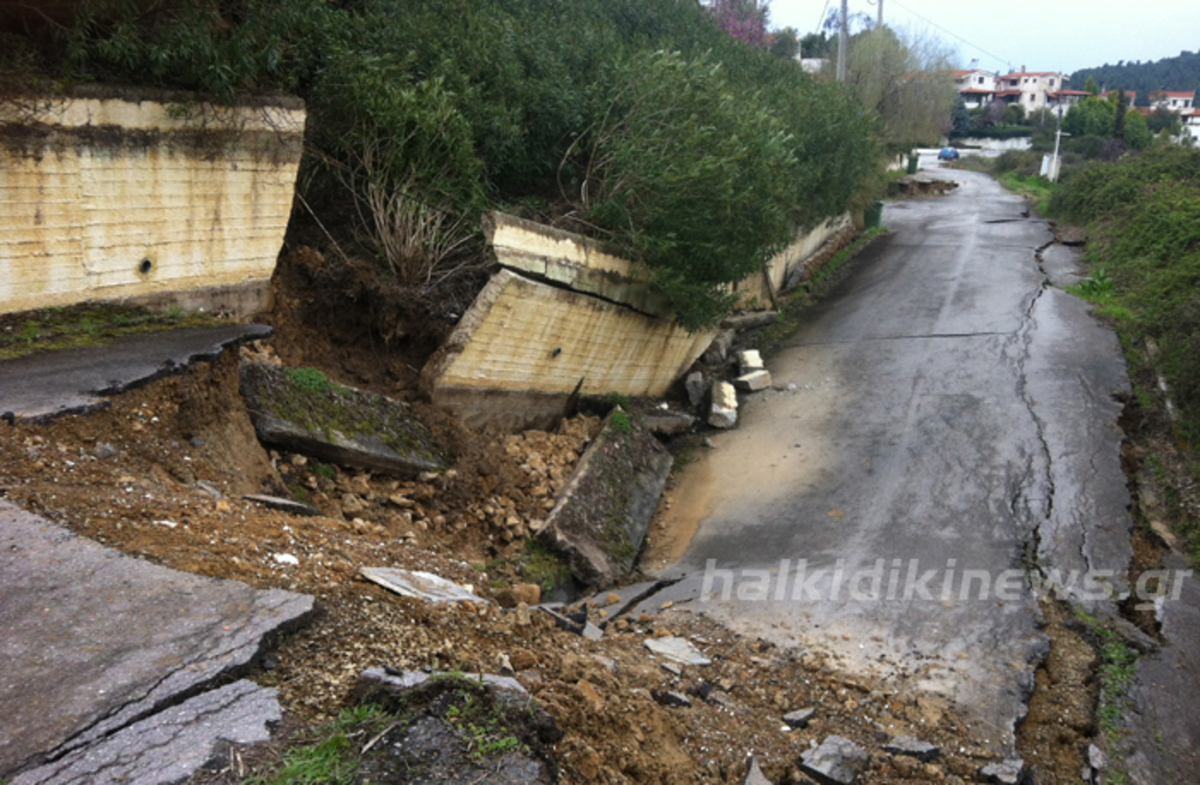 ΦΩΤΟ: Εικόνες καταστροφής στη Χαλκιδική – Δρόμοι κόπηκαν στα δύο από την κακοκαιρία