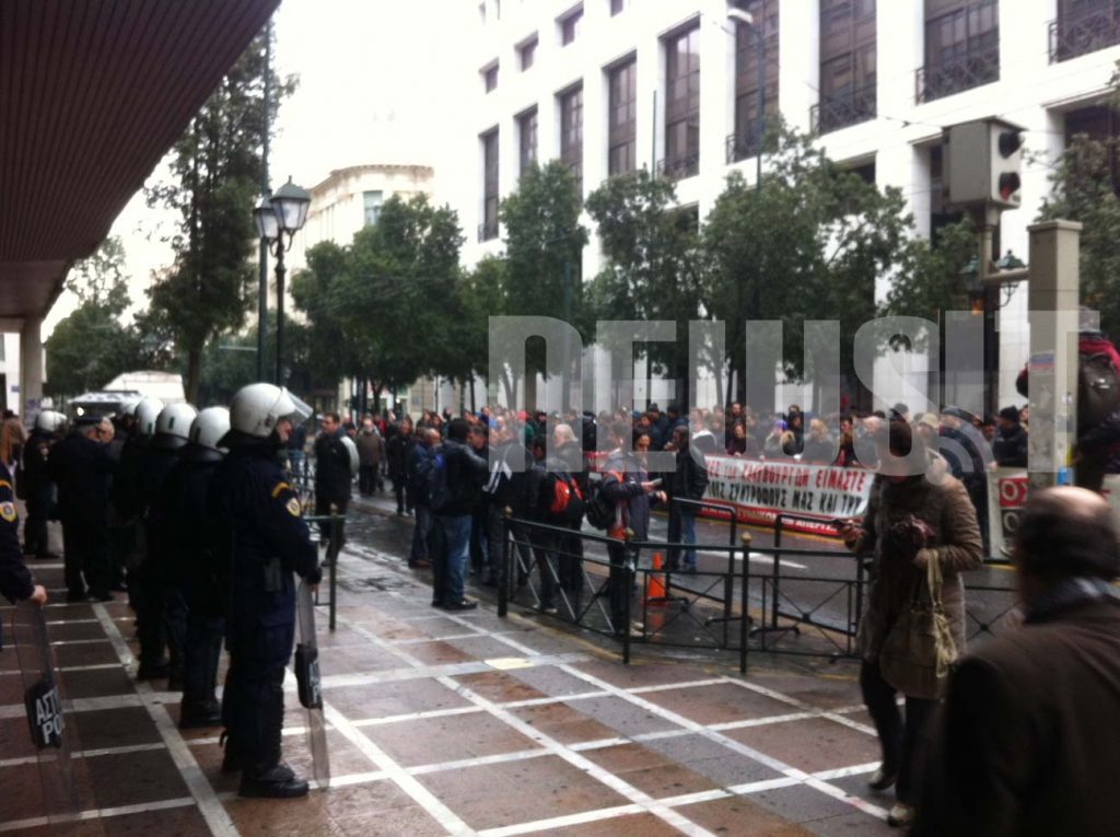 Άνοιξε η Σταδίου – Αποχώρησαν οι εργαζόμενοι στην Χαλυβουργία