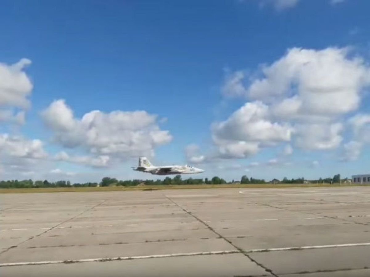 Απίστευτα χαμηλή πτήση μαχητικού Su-25! [vid]