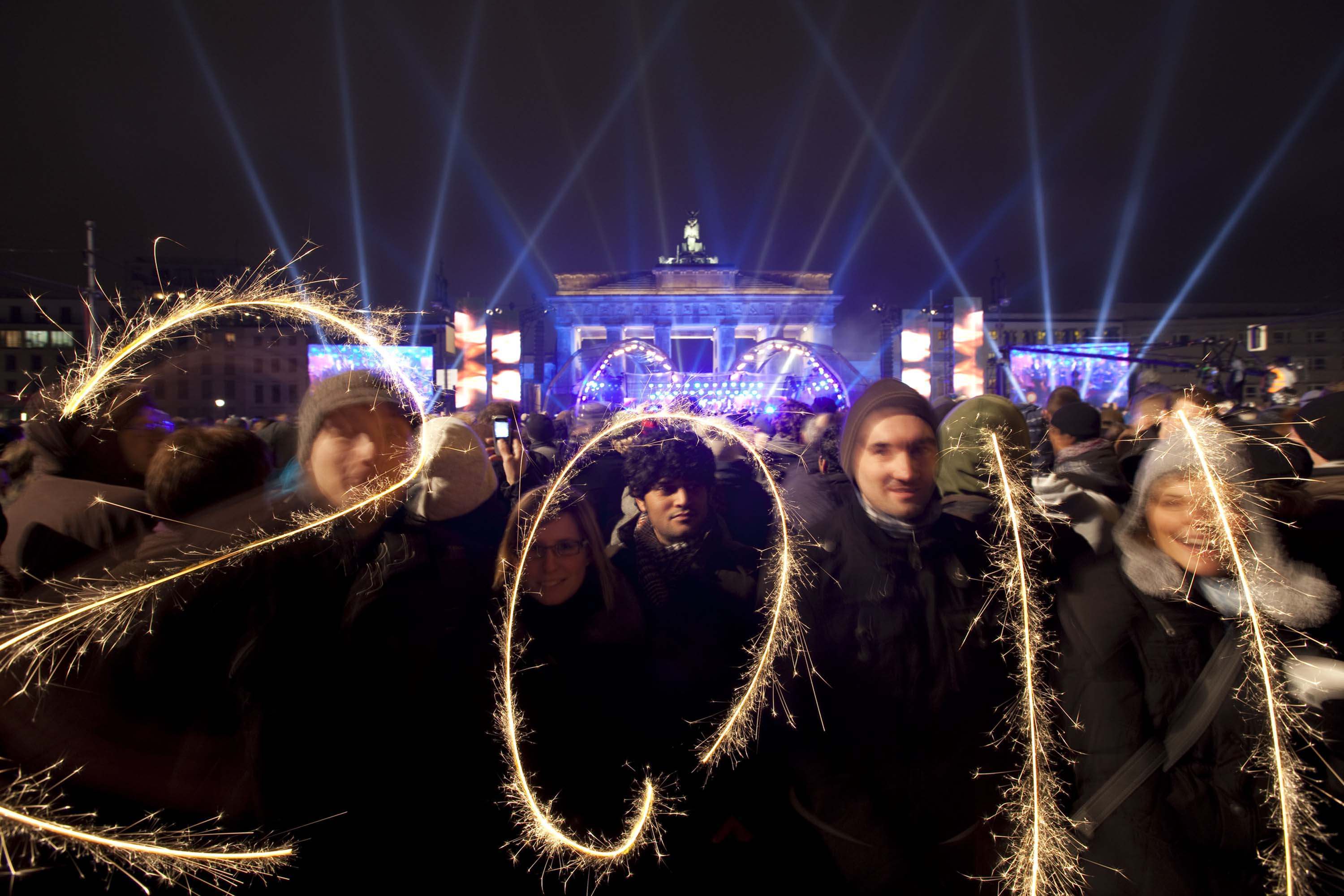 Празднуют 31 декабря. 2011 Год фото. Новый год 2011 год. Новый год 2011 Москва. Москва 2011 год.