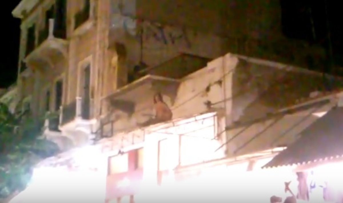 Χανιά: Βγήκε στην ταράτσα όπως τον… γέννησε η μαμά του! (VIDEO