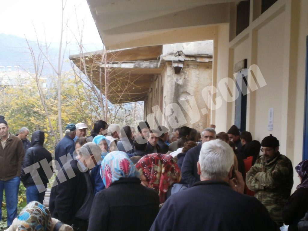 Ξάνθη: Ουρές από τρίτεκνους και πολύτεκνους για δωρεάν φρούτα (ΦΩΤΟ)