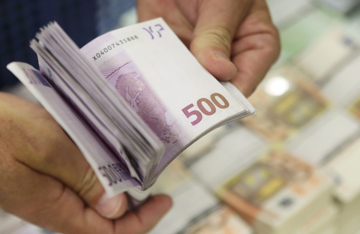 Reuters: Δυο τράπεζες δανείστηκαν 1 δισ από την ΕΚΤ σε μια ημέρα!