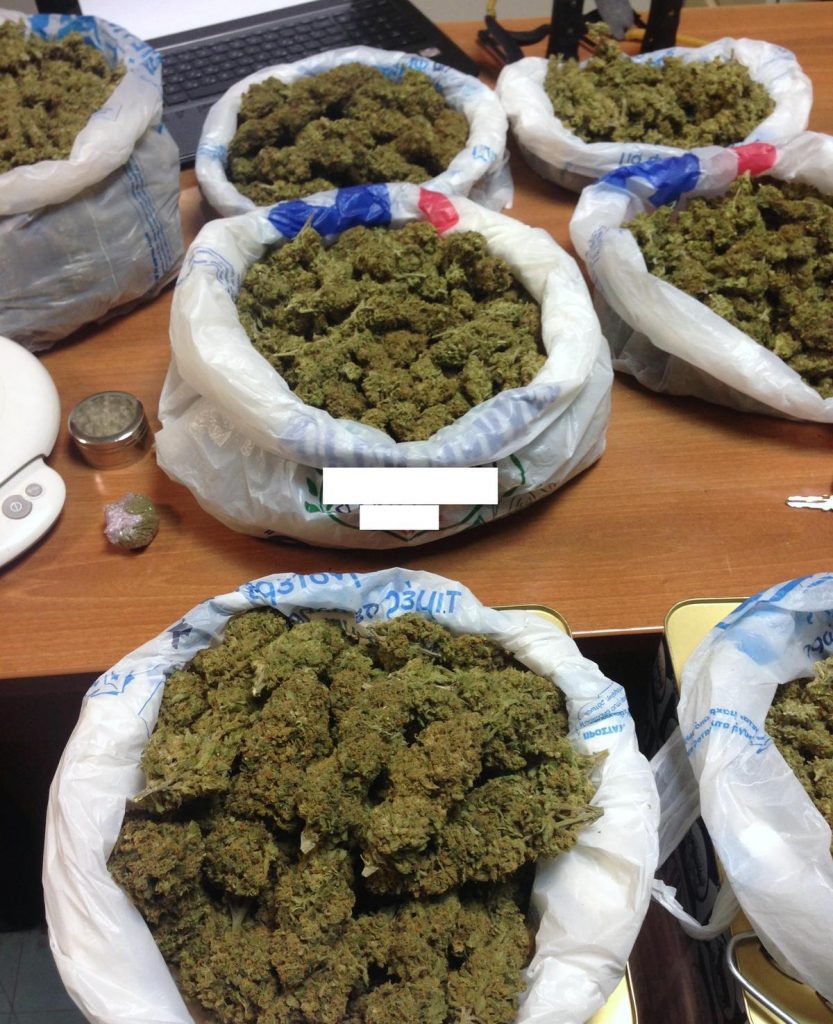 Ανησυχητικές αποκαλύψεις για τα ελληνόπουλα: Αυξάνονται τα 15χρονα που καπνίζουν χασίς