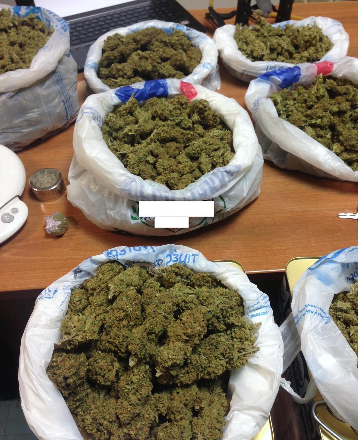 Ανησυχητικές αποκαλύψεις για τα ελληνόπουλα: Αυξάνονται τα 15χρονα που καπνίζουν χασίς