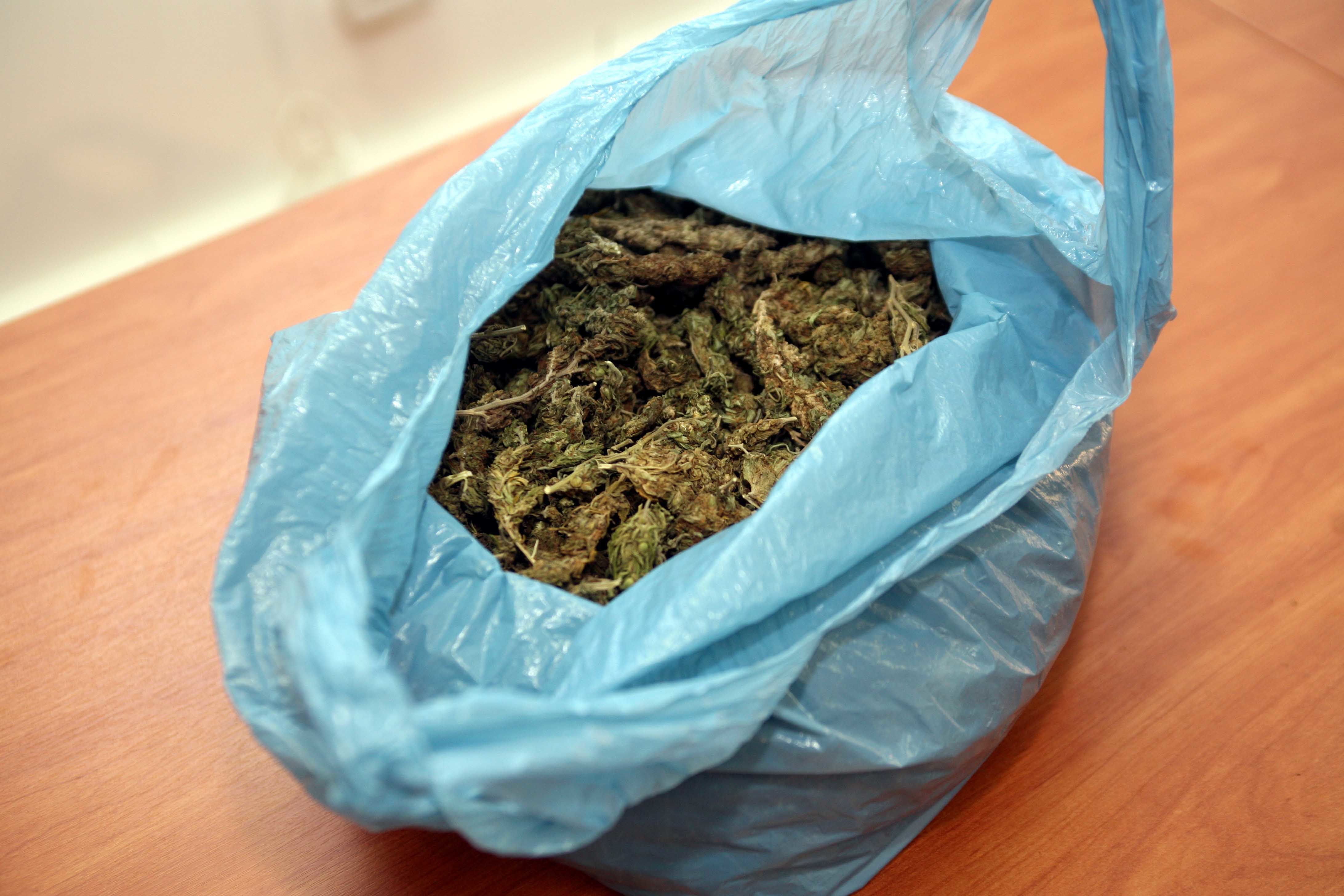 Θεσσαλονίκη: Βρήκαν μισό κιλό χασίς κρυμμένο στην αυλή