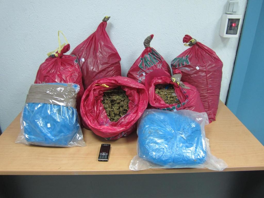 Οι σακούλες με τα ναρκωτικά που βρήκαν οι αστυνομικοί - ΦΩΤΟ ΕΛ.ΑΣ.