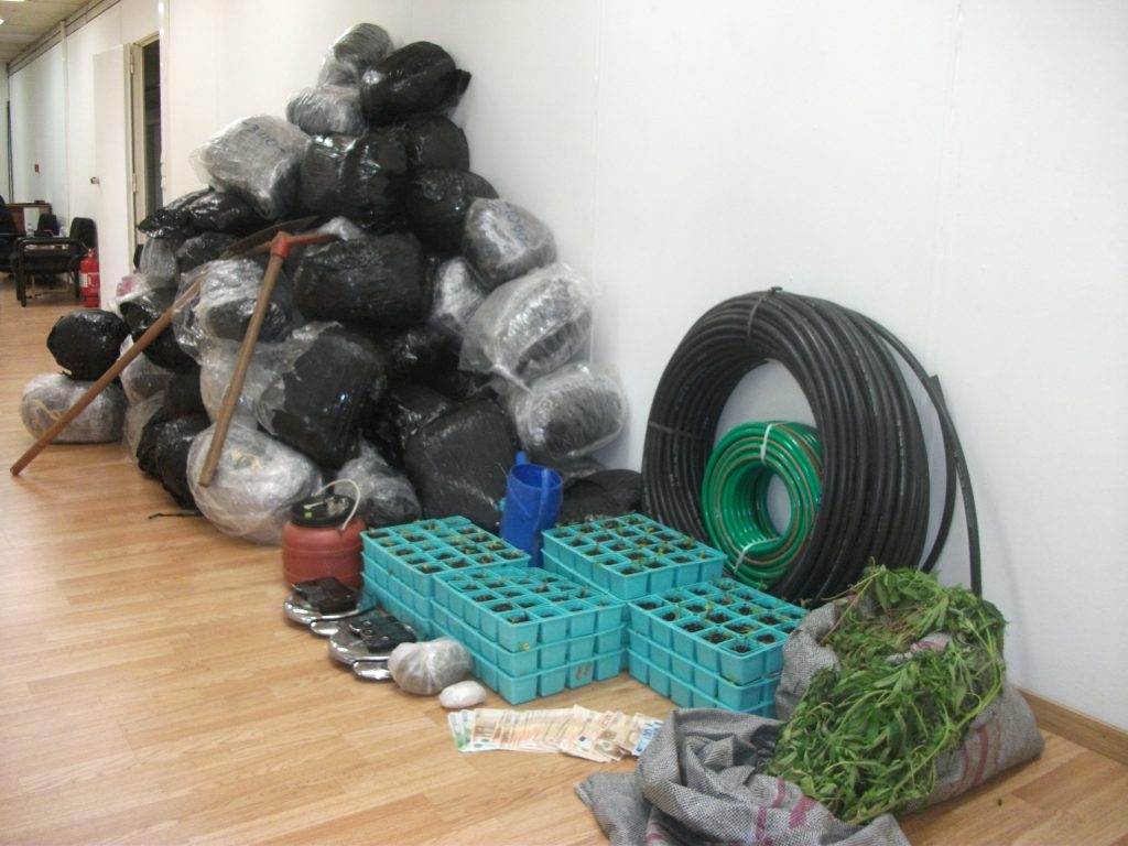 Είχαν 215 κιλά χασίς στο διαμέρισμά τους από φυτεία στο Σούνιο