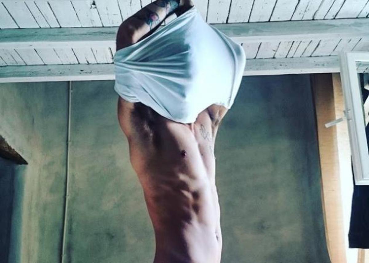 Παλάβωσε όλη η Σύρος με τους κοιλιακούς του! ΦΩΤΟ