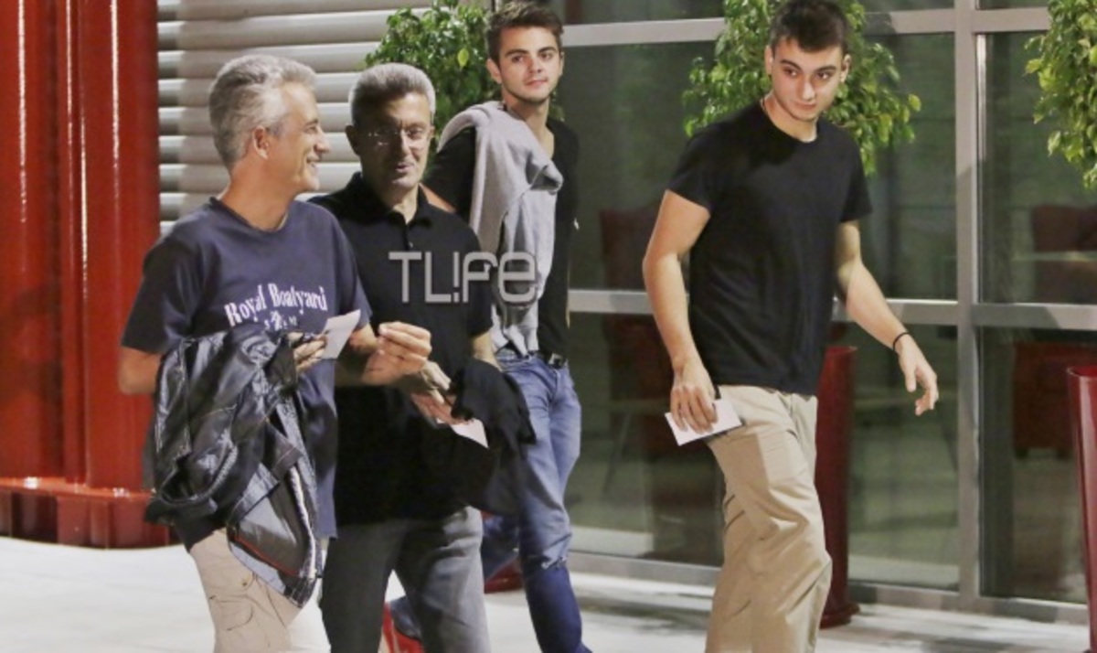 Σπάνια έξοδος του Νίκου Χατζηνικολάου με τον αδερφό του και τους γιους τους