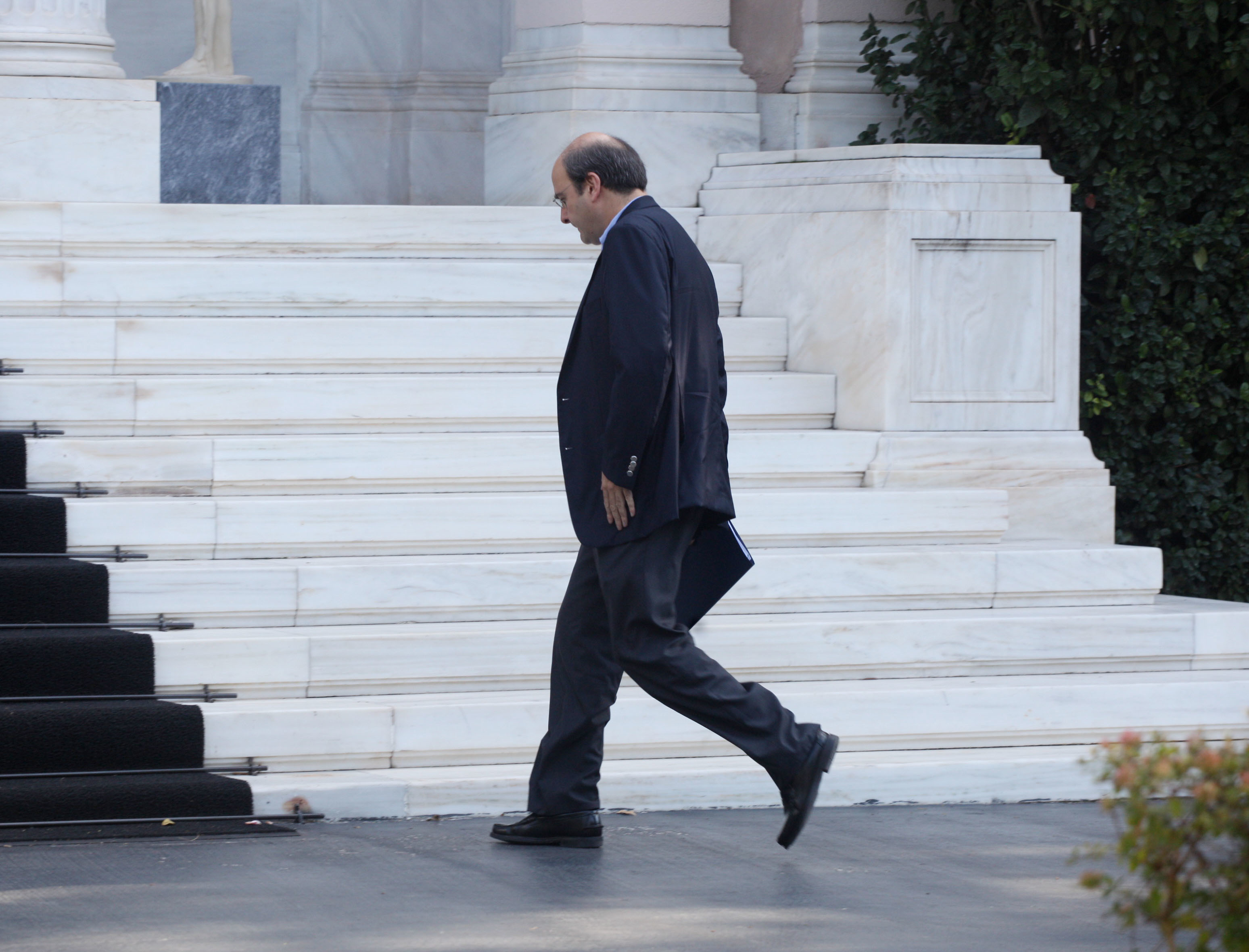 Μίνι υπουργικό στο Μαξίμου λίγες ώρες πριν από το κρίσμο ραντεβού με την τρόικα