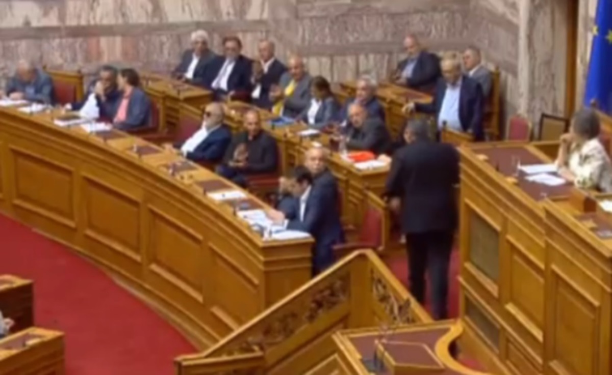 Ο Τσίπρας δεν χειροκρότησε τον Πάνο Καμμένο – ΒΙΝΤΕΟ