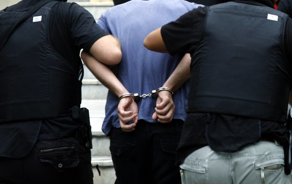 Στον Εισαγγελέα ο 29χρονος που επιτέθηκε στο γιο υποψήφιας της Χρυσής Αυγής