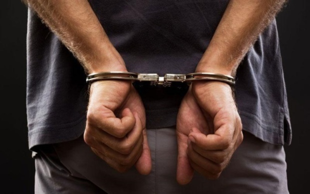 Χειροπέδες σε γνωστό ηθοποιό για παιδική πορνογραφία!