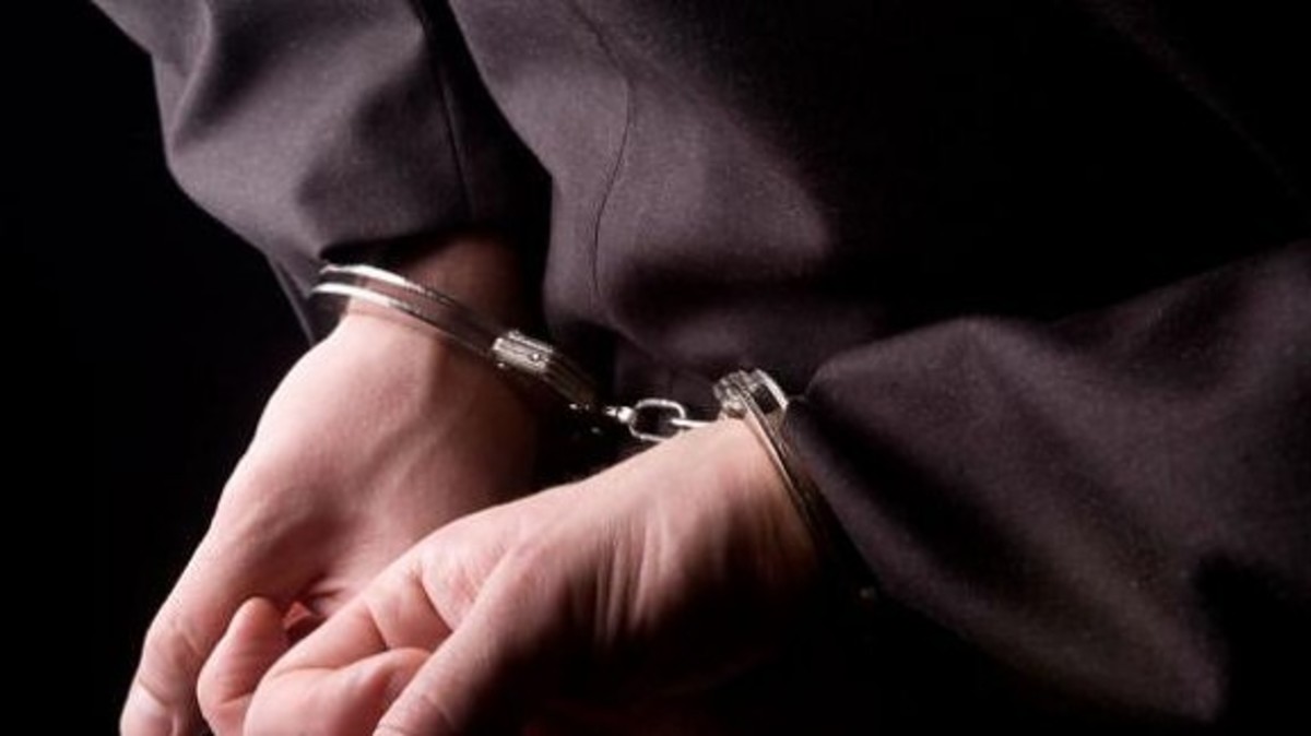 Χειροπέδες σε δύο για χρέη προς το δημόσιο