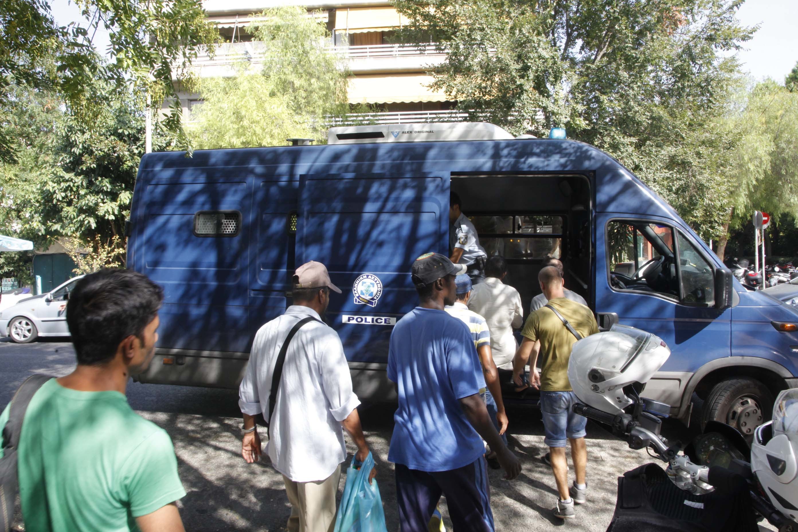 Τεράστια επιχείρηση “σκούπα” στα Πατήσια – 312 λαθρομετανάστες με χειροπέδες – ΦΩΤΟ και ΒΙΝΤΕΟ