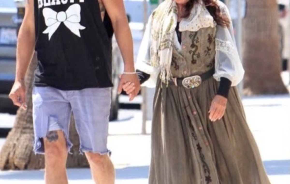 Πασίγνωστος ηθοποιός χεράκι χεράκι με την …μαμά του!