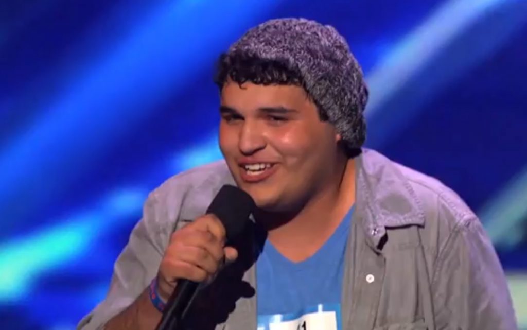 Με σύνδρομο Τουρέτ, συγκίνησε του πάντες με τη φωνή του!