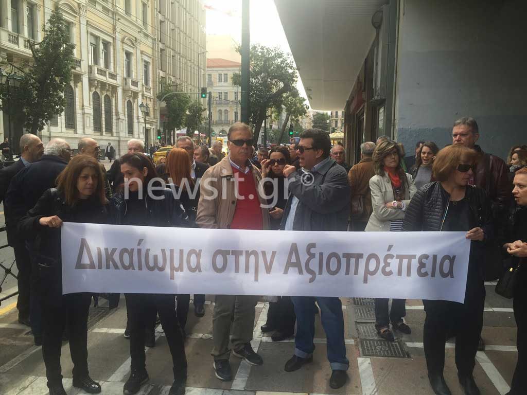 Κραυγή αγωνίας από τις χήρες πεσόντων στο καθήκον – Κόβουν τις συντάξεις [pics, vid]