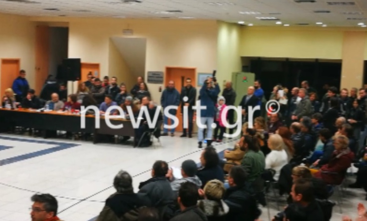 Πέραμα: Ξύλο στο Δημ.Συμβούλιο