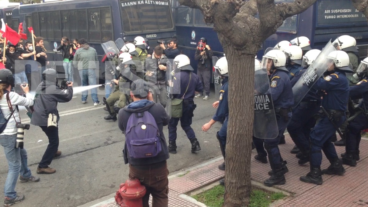 Σχέδιο “Αθηνά”: 5.000 φοιτητές έξω από τη Βουλή, την ώρα που ψηφιζόταν η τροπολογία  (ΦΩΤΟ και ΒΙΝΤΕΟ)