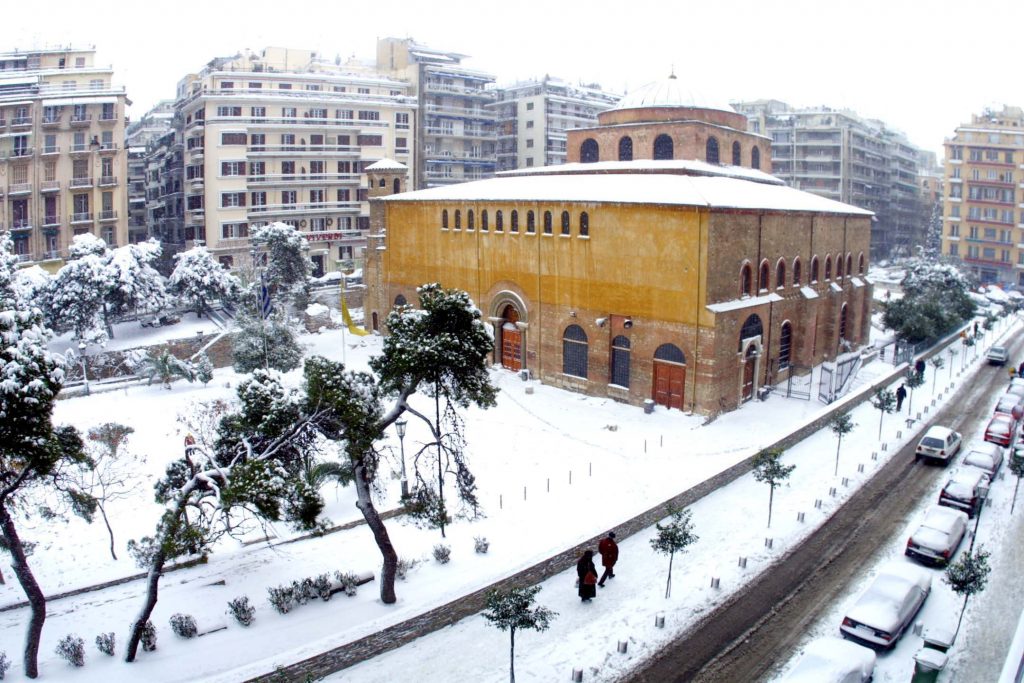Θεσσαλονίκη: Τσουχτερό κρύο και χιόνι ακόμα και στο κέντρο της πόλης!