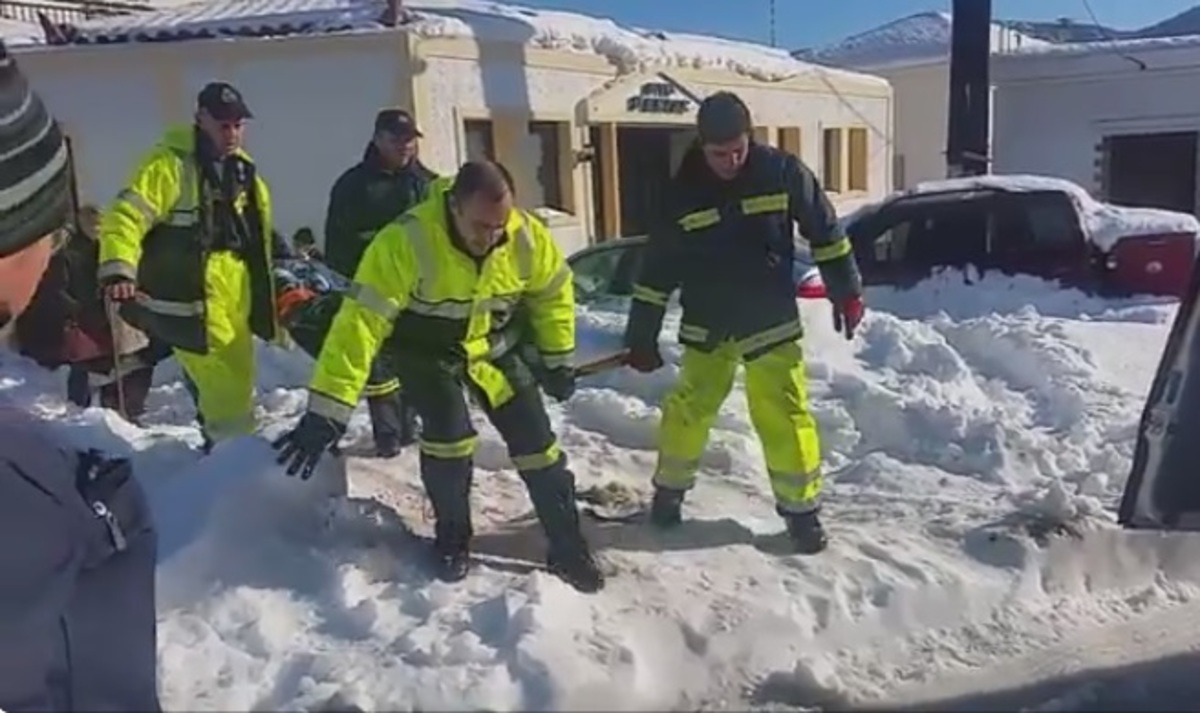 Χιόνια – Σκόπελος: Πυροσβέστες μεταφέρουν ασθενή [vid]