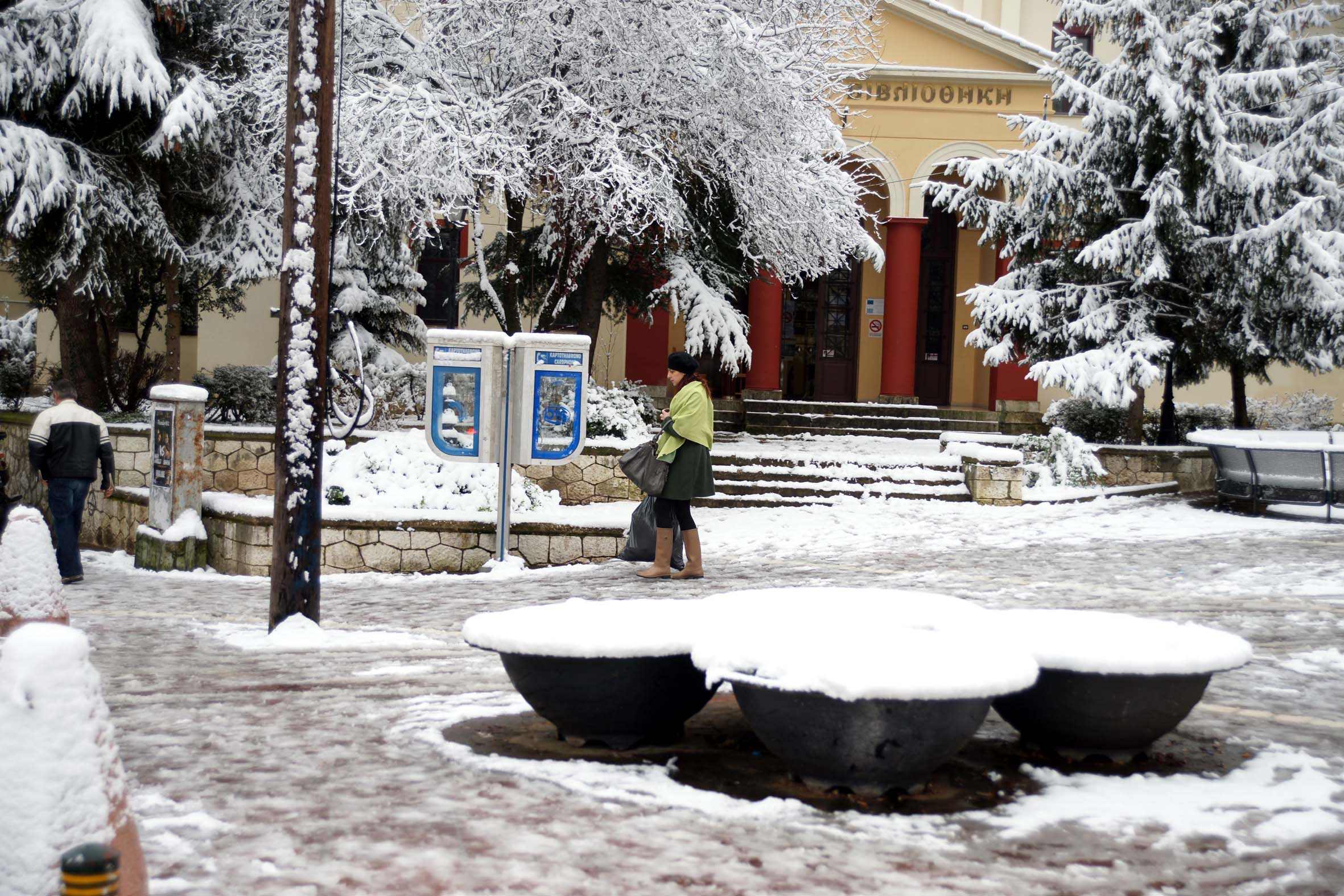 Καρδίτσα: Στα 20 εκατοστά το χιόνι στο κέντρο της πόλης
