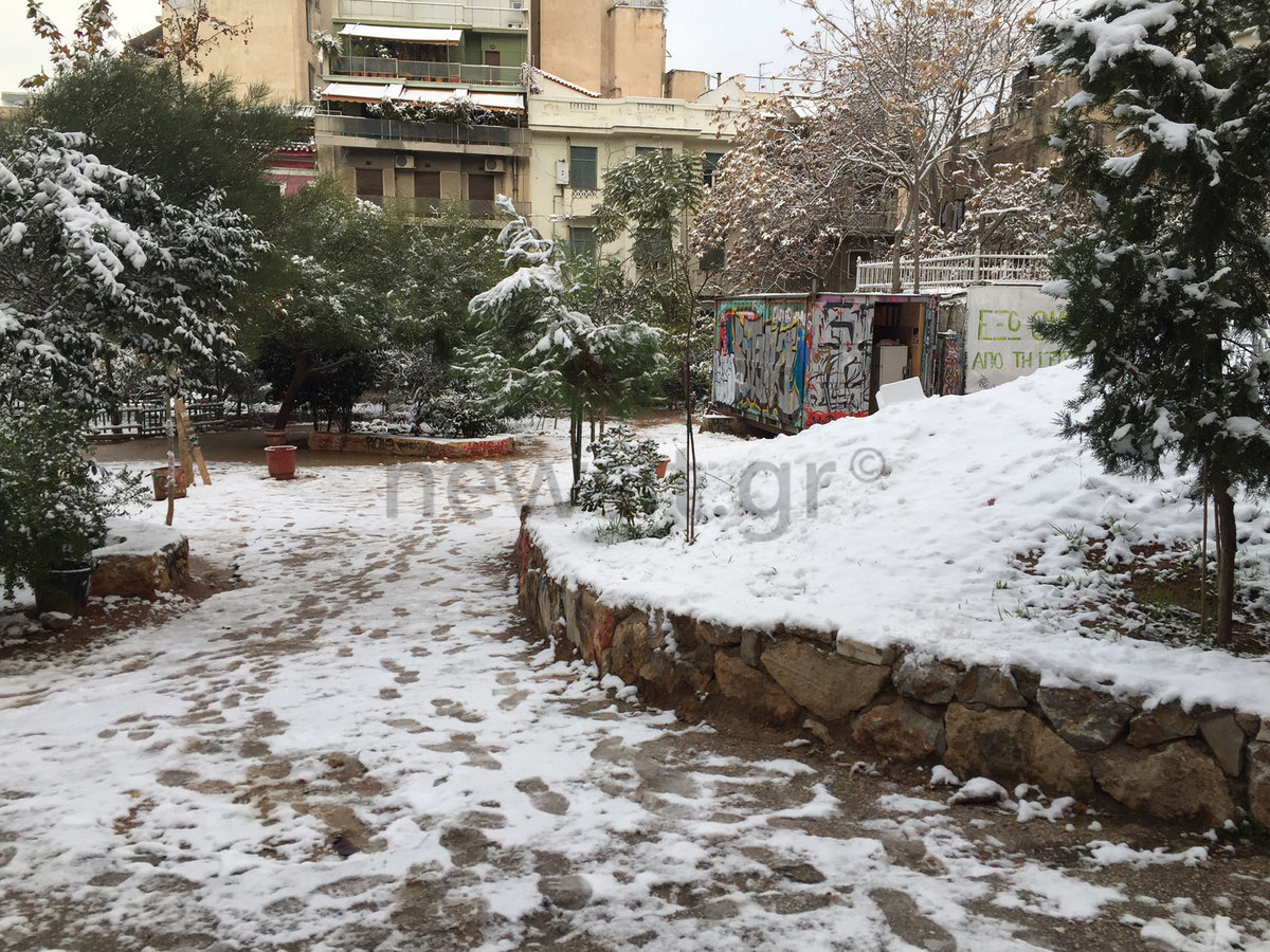 Καιρός: Χιόνι παντού στην Αθήνα – Προσοχή στον πάγο