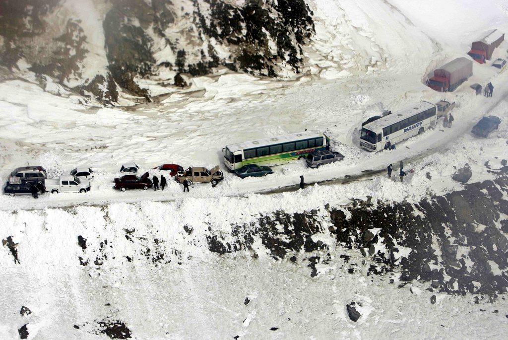 Τα αυτοκίνητα που καταπλακώθηκαν από τη χιονοστιβάδα στο Αφγανιστάν. ΦΩΤΟ REUTERS