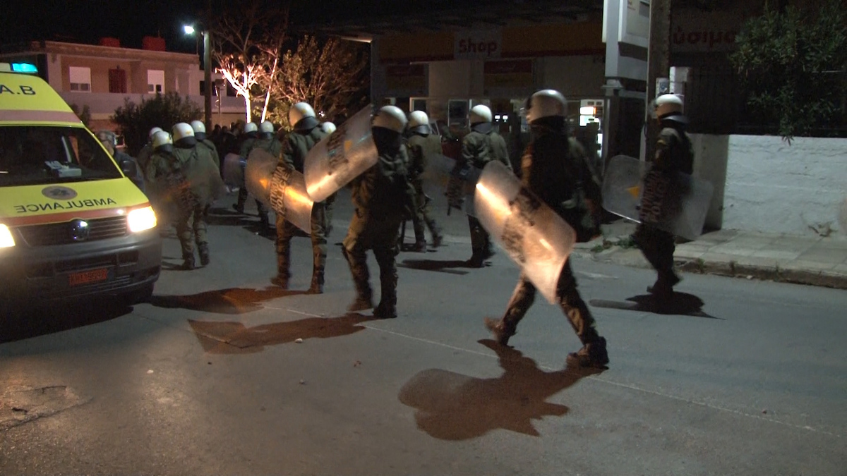 ΚΚΕ: Γιατί οι δυνάμεις καταστολής δεν σταμάτησαν τους φασίστες στη Χιο;