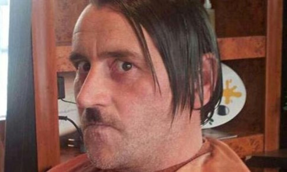 Παραιτήθηκε ο ηγέτης του Pegida εξαιτίας της φωτογραφίας αλά Χίτλερ