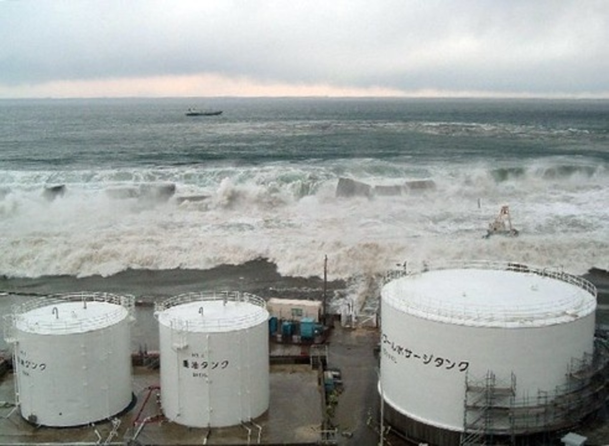 Η στιγμή που το τσουνάμι χτυπάει το πυρηνικό εργοστάσιο της Φουκουσίμα! Οι πρώτες φωτο