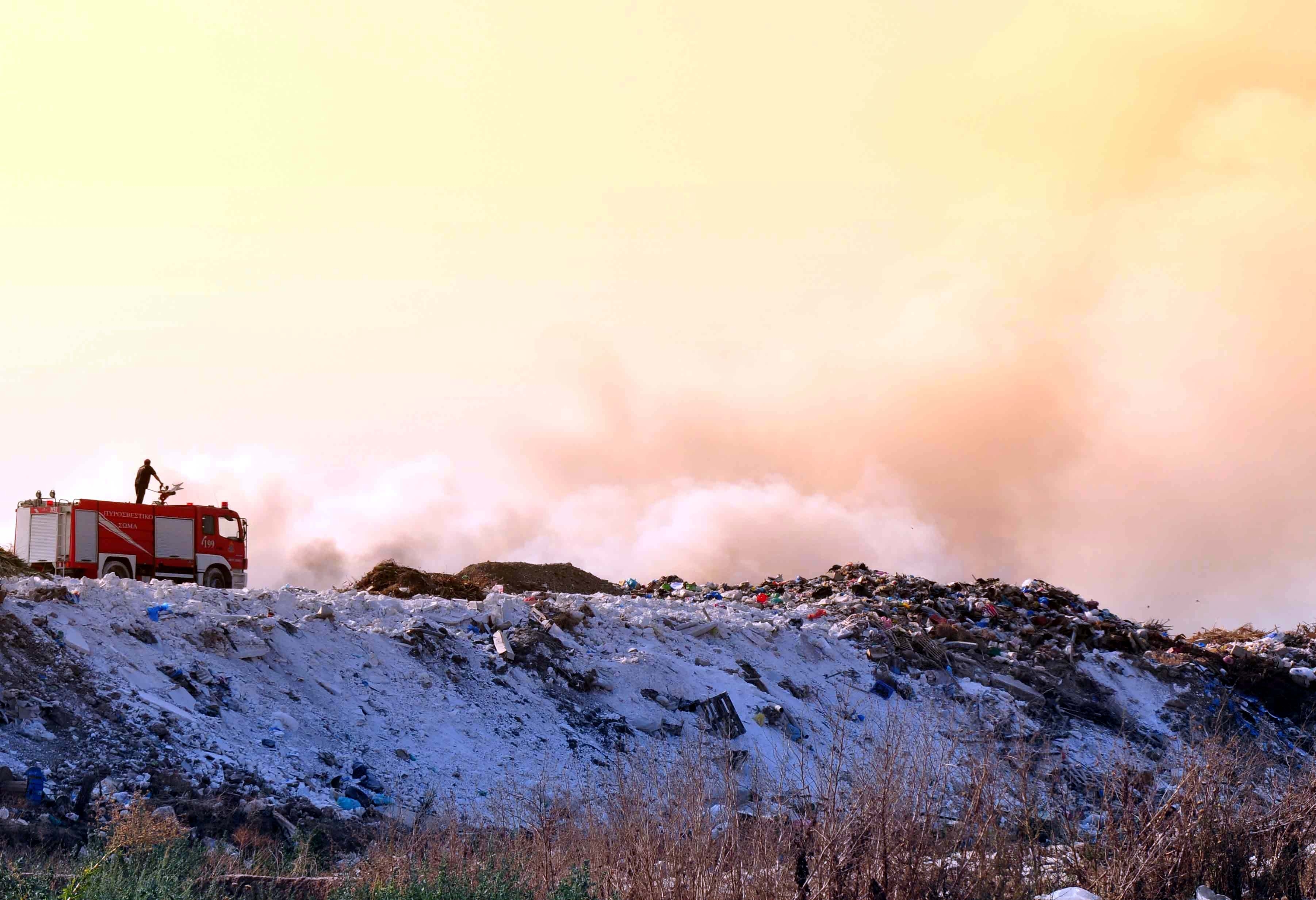 Έρευνα για διοξίνες μετά τη φωτιά στη χωματερή της Δουρούτης