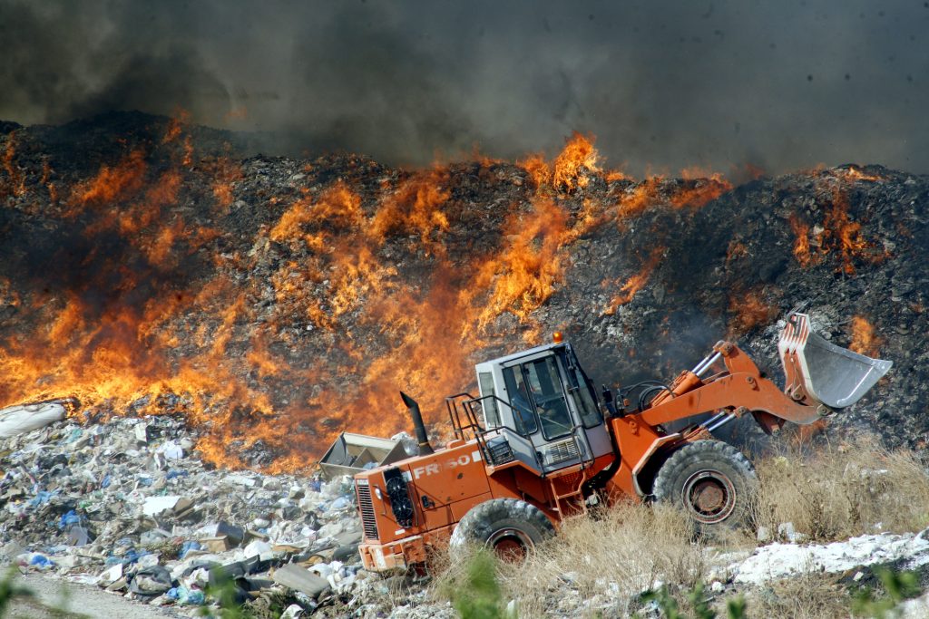 “Αγώνας δρόμου” για να μειωθούν οι χωματερές πριν “πέσουν” τα ευρωπαϊκά πρόστιμα