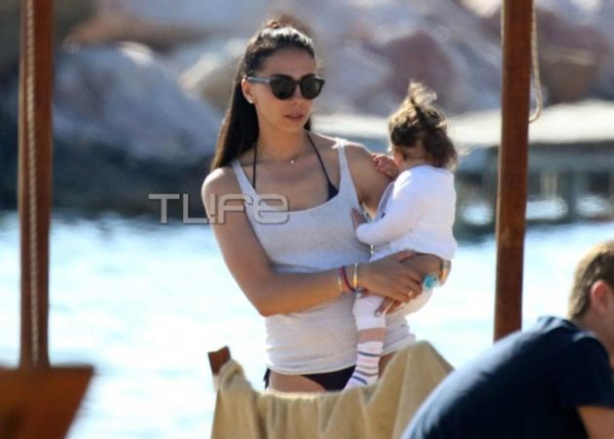 Ολυμπία Χοψονίδου: Σπάνια εμφάνιση με την κόρη της στην παραλία! ΦΩΤΟ