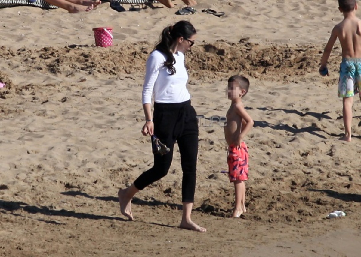 Ολυμπία Χοψονίδου: Με τα παιδιά της στην παραλία [pics]
