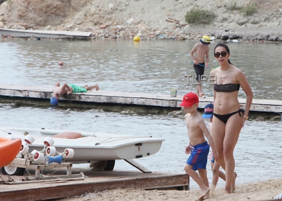 Σέξι μαμά στην παραλία η Χοψονίδου!