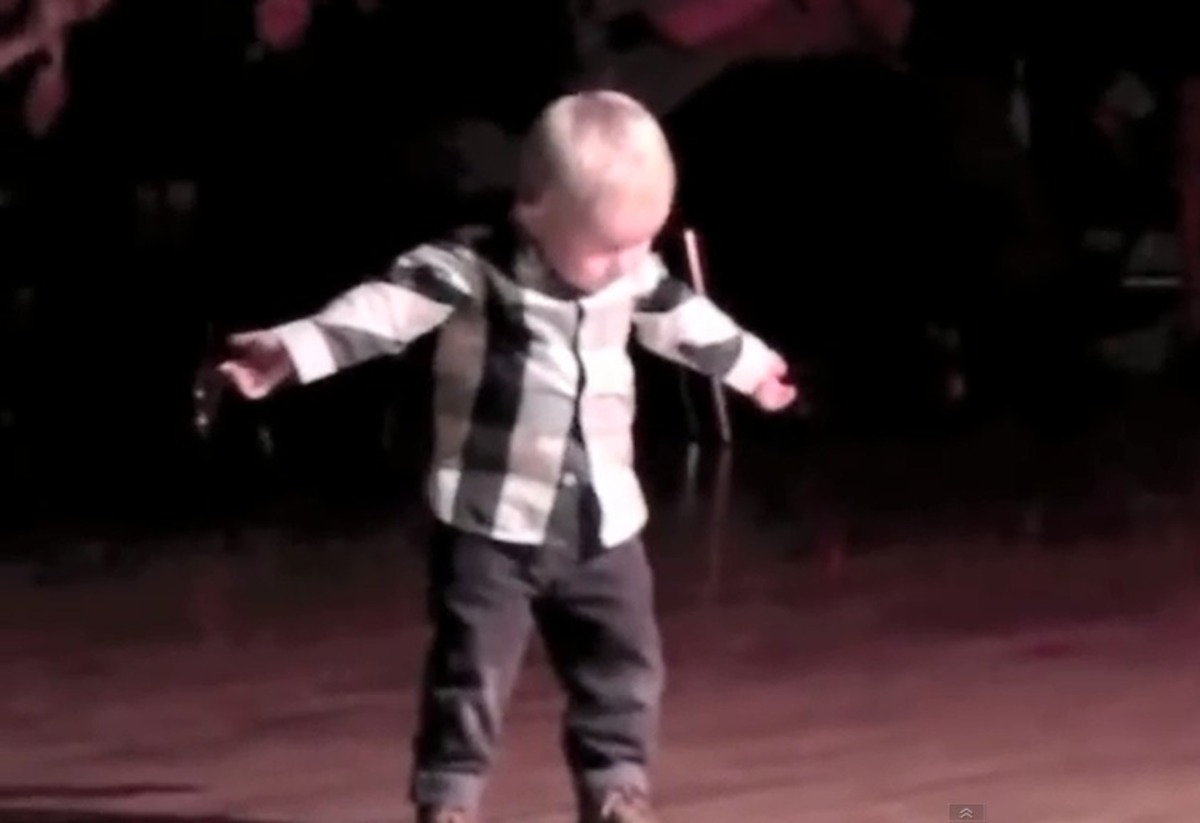 Χορευτής… 2 ετών εντυπωσιάζει το κοινό! ΒΙΝΤΕΟ