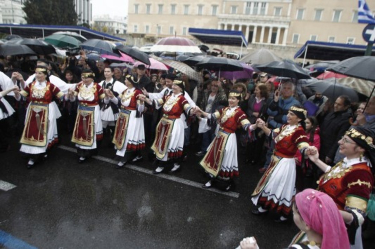 Χόρεψαν μετά την παρέλαση