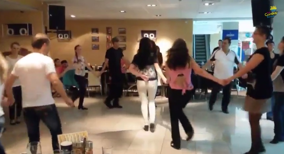 Παραδοσιακός χορός με το “Thunderstruck” των AC/DC! (video)