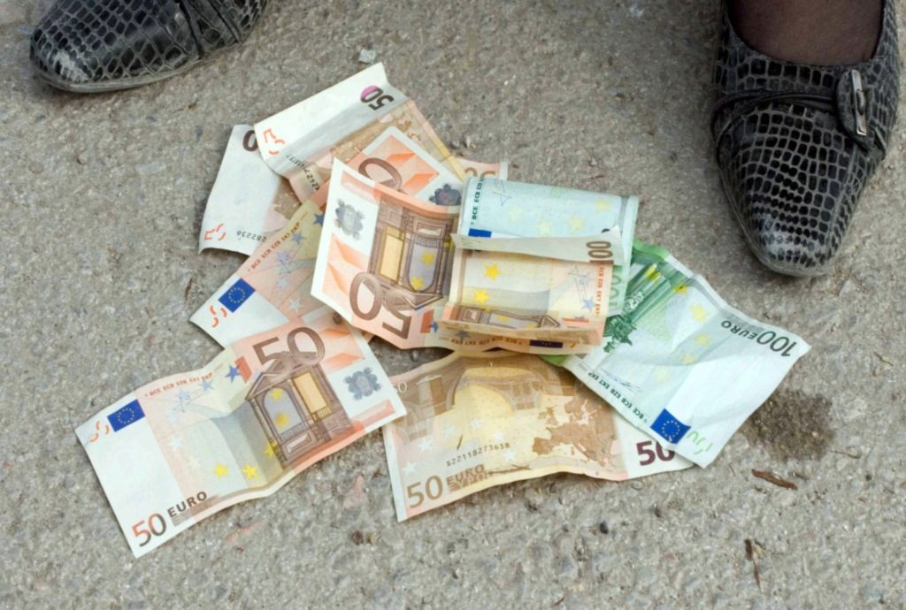 Κέρκυρα: Βρήκε 30.000 ευρώ στο δρόμο και τα παρέδωσε στην αστυνομία