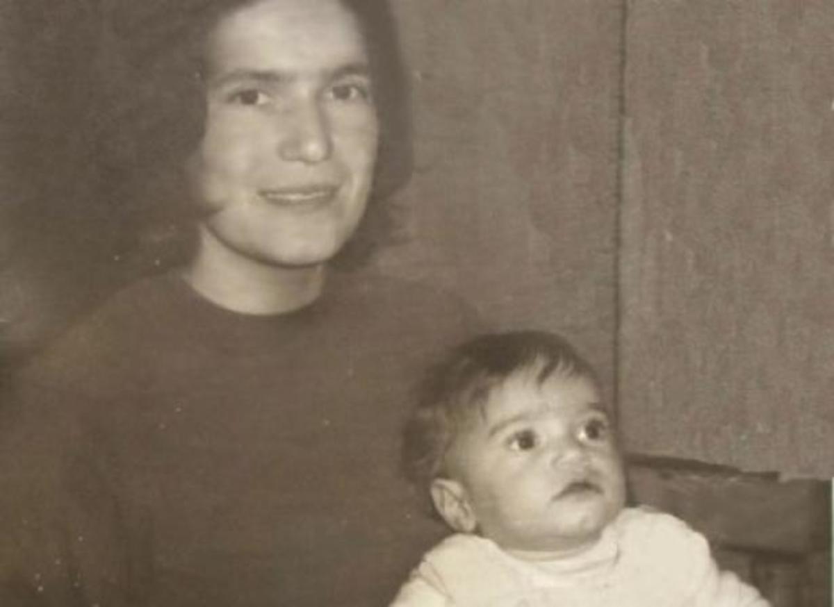 Η Χρυσαυγή Κωνσταντάκη στην αγκαλιά της μητέρας της Ελένης - ΦΩΤΟ από το madeincreta