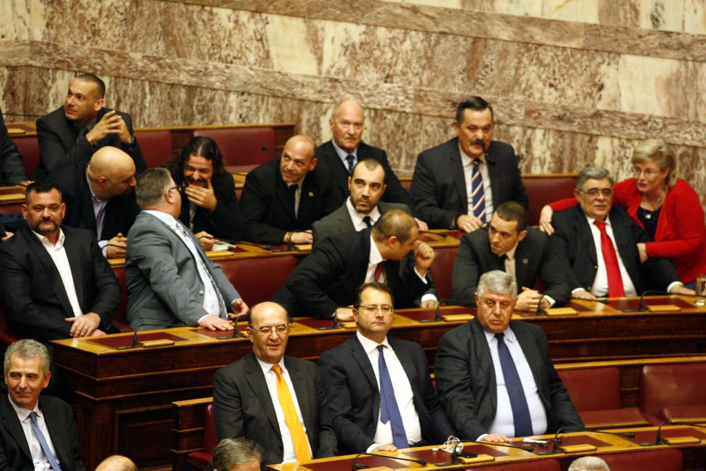 Ο Μιχαλολιάκος έβαλε “χέρι” στον Κασιδιάρη – ΒΙΝΤΕΟ