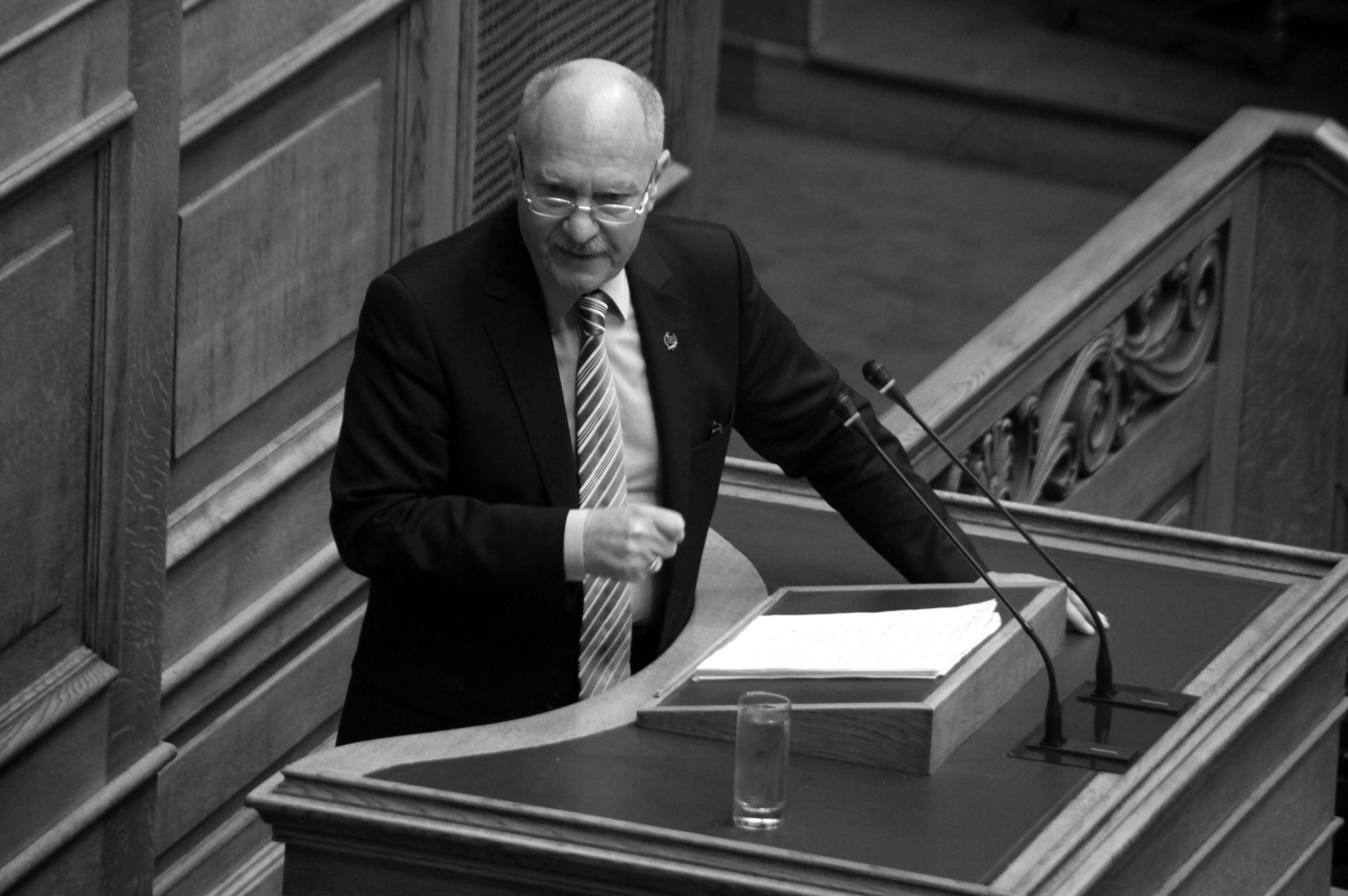 Εκφράσεις πεζοδρομίου στη Βουλή για την άρση ασυλίας των χρυσαυγιτών βουλευτών – Μ. Αρβανίτης: Τον κακό σου τον καιρό παλιάνθρωπε