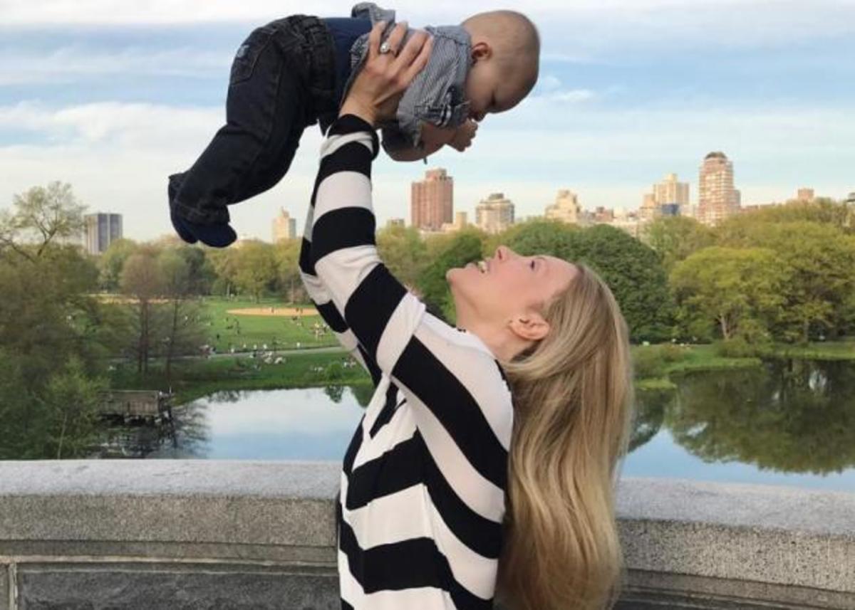 Xριστίνα Αλούπη: Βόλτα στο Central Park με το γιο της που έχει γίνει ακόμα πιο κούκλος! [pics]