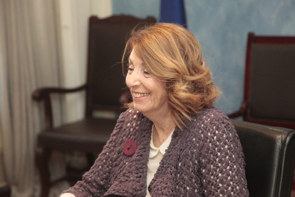 Η υπουργός Μεταναστευτικής Πολιτικής θέλει προσλήψεις χωρίς διαγωνισμούς