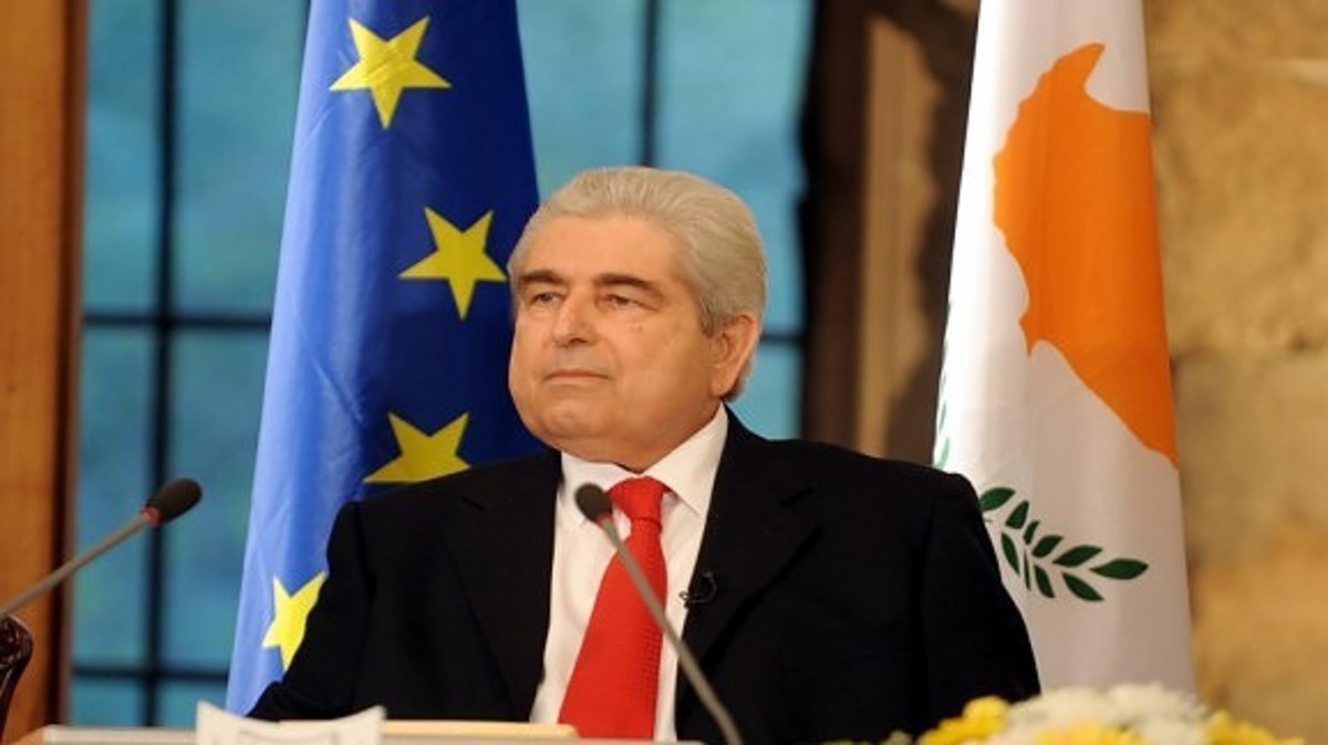 Διεθνώς ρεζίλι με την γκάφα του ΡΙΚ να παίξει πρωτοχρονιάτικο μήνυμα… Χριστόφια