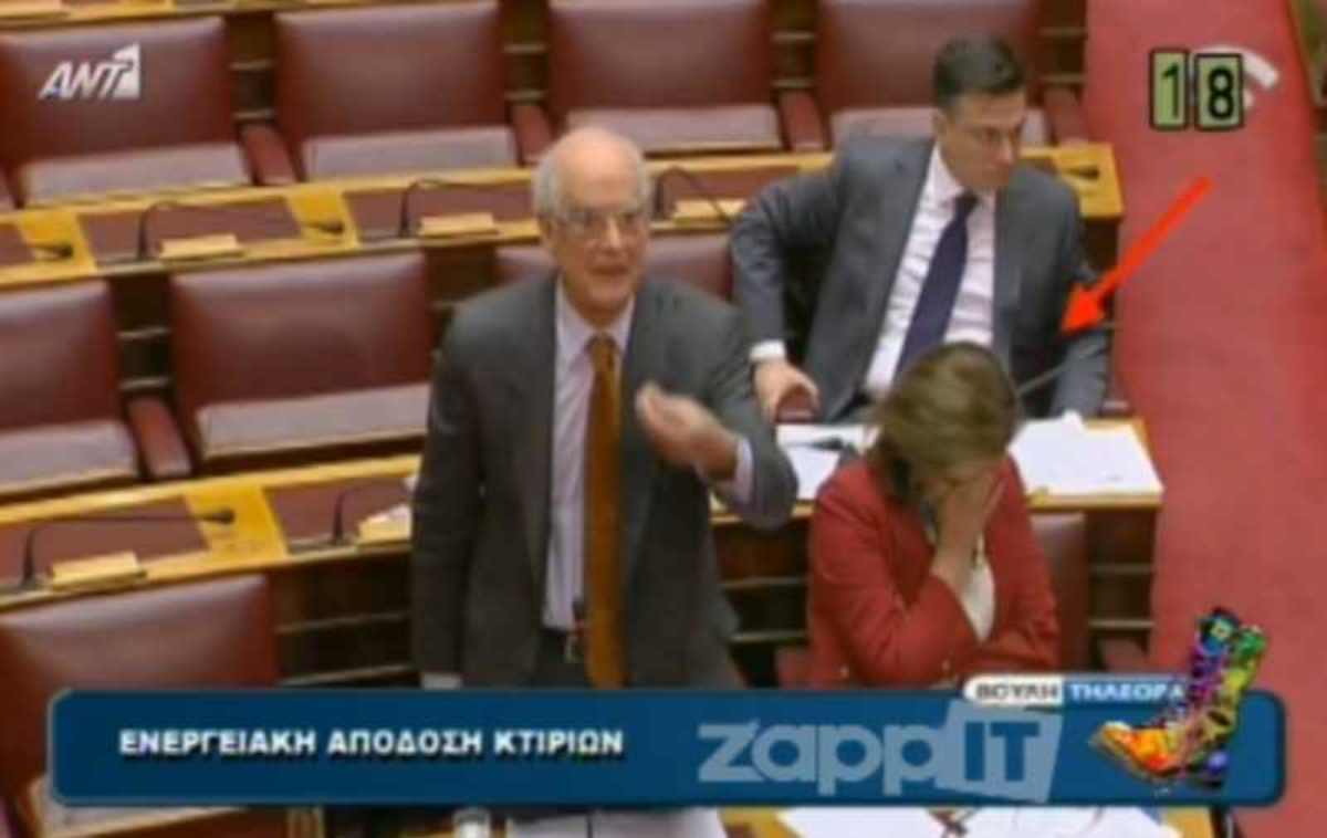 Τι έκανε η Εύη Χριστοφιλοπούλου την ώρα που μιλούσε ο Απόστολος Κακλαμάνης;